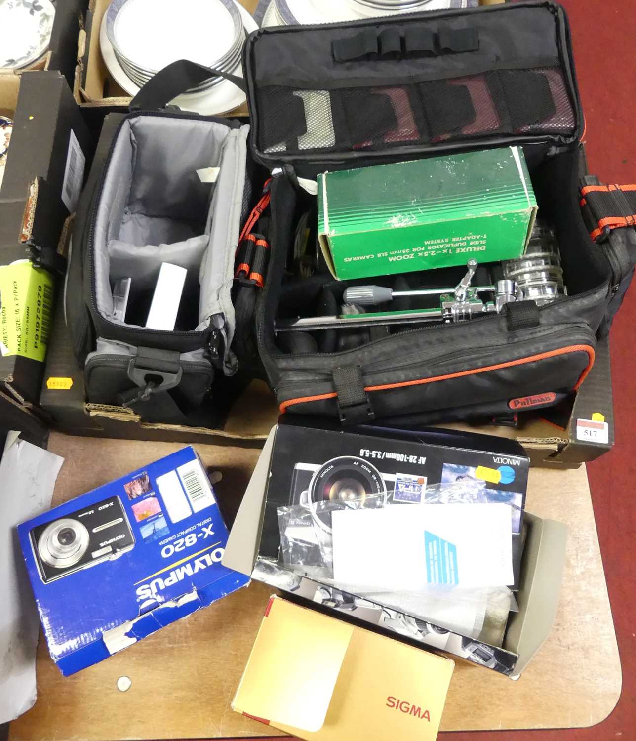 Lot 517 - A Minolta Dynax 5 camera; together with...