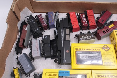 Lot 438 - One tray containing various wagons, all 00...