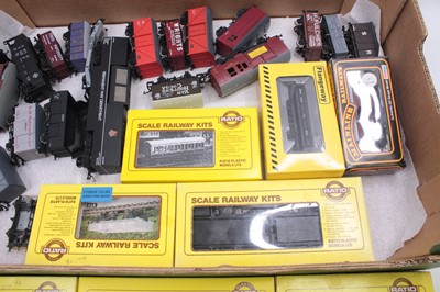 Lot 438 - One tray containing various wagons, all 00...