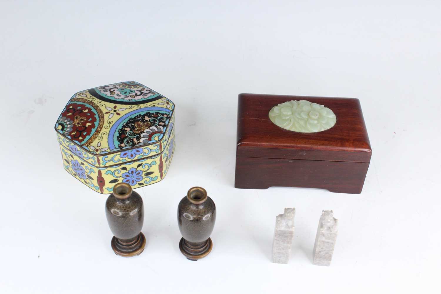 Lot 2056 - A group of Chinese or Japanese small items,...