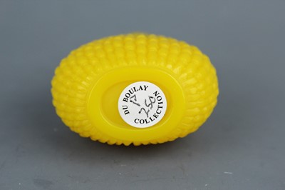 Lot 2009 - A Chinese yellow glass ‘willow basket’ snuff...