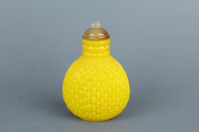 Lot 2009 - A Chinese yellow glass ‘willow basket’ snuff...
