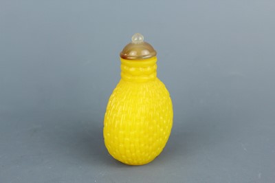Lot 2009 - A Chinese yellow glass ‘willow basket’ snuff...