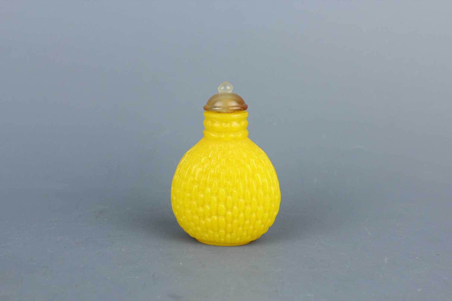 Lot 2009 - A Chinese yellow glass ‘willow basket’ snuff...