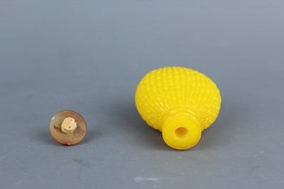 Lot 2009 - A Chinese yellow glass ‘willow basket’ snuff...
