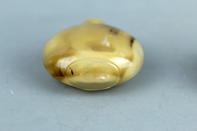 Lot 2017 - Two Chinese agate snuff bottles, 19th or 20th...