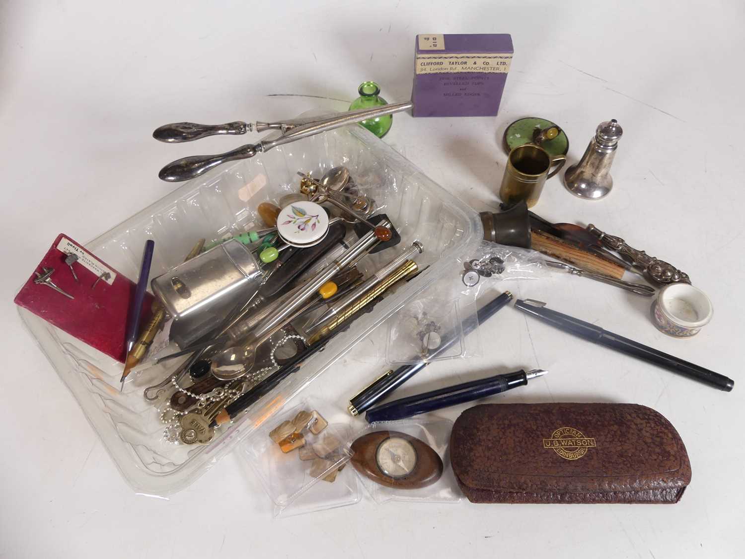 Lot 433 - A collection of writing implements, to include...