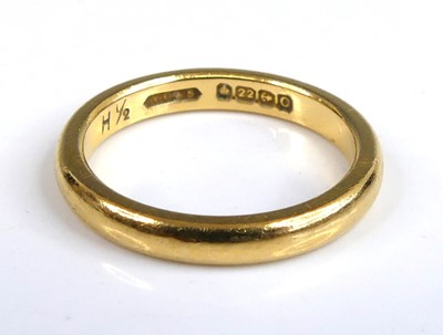 Lot 2655 - A Geo V 22ct gold 2.6mm D shaped wedding ring....