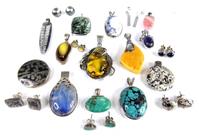 Lot 2667 - Assorted contemporary silver and white metal...