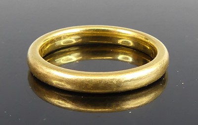 Lot 2742 - A 22ct gold court shaped wedding band, sponsor...