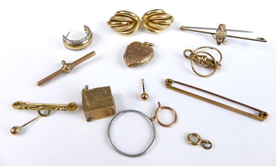 Lot 2763 - Assorted 9ct gold jewellery to include three...