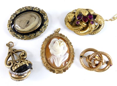 Lot 2764 - A carved shell cameo brooch in 9ct gold...