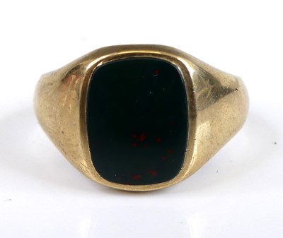 Lot 2773 - A gent's 9ct gold and bloodstone set signet...