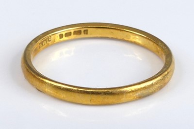 Lot 2795 - A 22ct gold court shaped wedding band, sponsor...