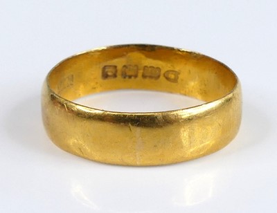 Lot 2796 - An Edwardian 22ct gold court shaped wedding...