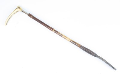 Lot 3514 - A George V riding crop, having a leather tip...