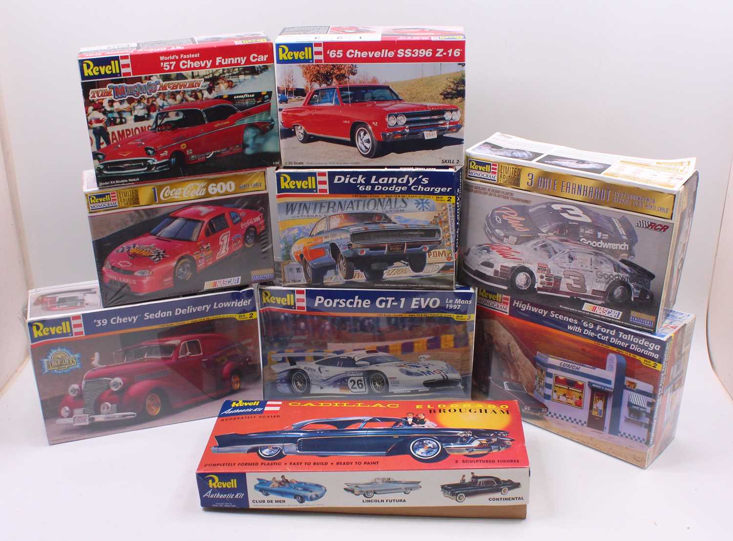 Lot 653 - A collection of 9 boxed Revell mixed scale...