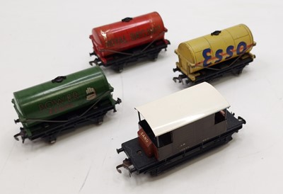 Lot 368 - Four rarer Hornby Dublo 3 rail wagons to...
