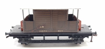 Lot 368 - Four rarer Hornby Dublo 3 rail wagons to...