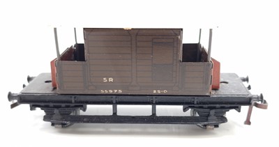Lot 368 - Four rarer Hornby Dublo 3 rail wagons to...