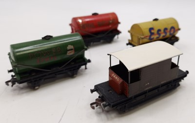 Lot 368 - Four rarer Hornby Dublo 3 rail wagons to...