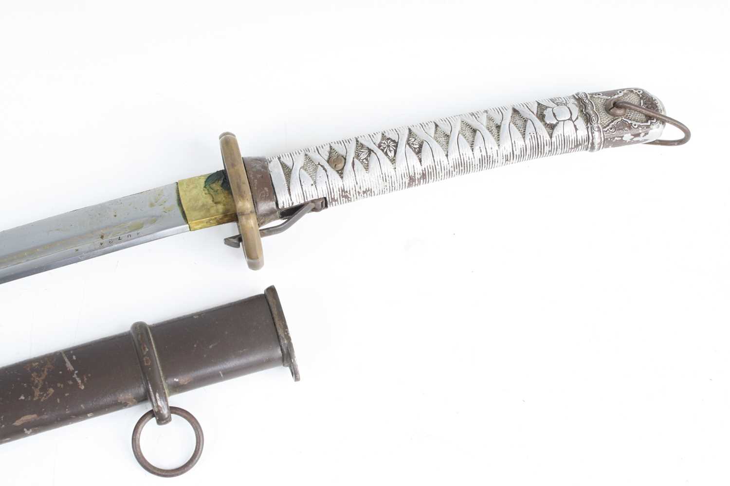 Lot 3423 - A WW II Japanese NCO shin gunto, having a 70cm...