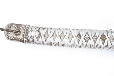 Lot 3423 - A WW II Japanese NCO shin gunto, having a 70cm...