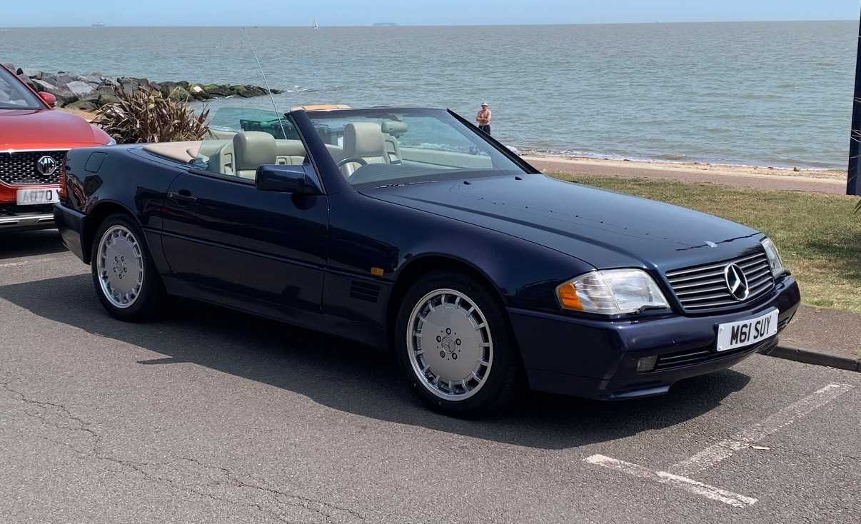 Lot 2920 - A 1995 Mercedes SL500 automatic convertible...