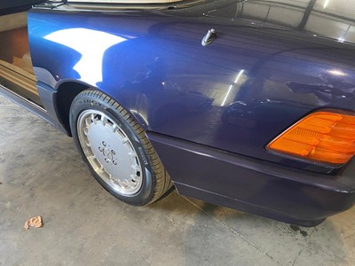 Lot 2920 - A 1995 Mercedes SL500 automatic convertible...