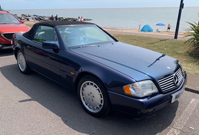 Lot 2920 - A 1995 Mercedes SL500 automatic convertible...
