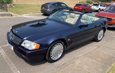 Lot 2920 - A 1995 Mercedes SL500 automatic convertible...