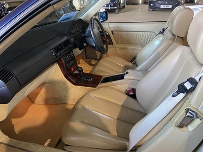 Lot 2920 - A 1995 Mercedes SL500 automatic convertible...