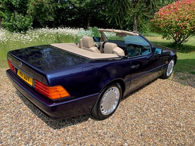 Lot 2920 - A 1995 Mercedes SL500 automatic convertible...