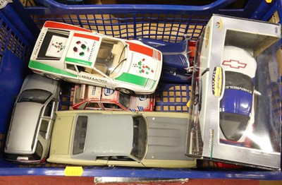 Lot 1515 - A tray of mixed scale boxed and loose diecast...