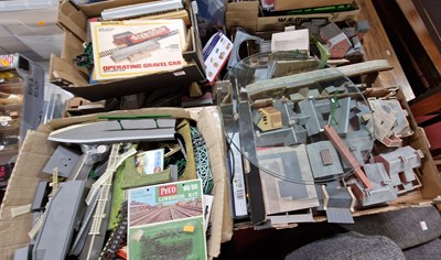 Lot 1533 - A collection of mixed mainly 00 gauge built...