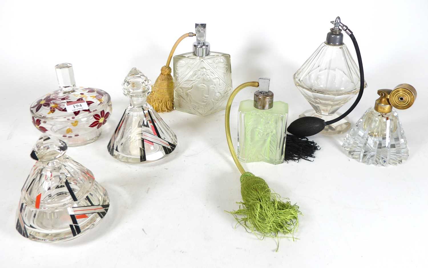 Lot 194 - A collection of Art Deco glassware, to include...