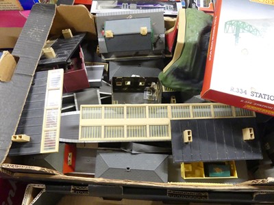 Lot 1547 - 1 box of mixed 00 Gauge railway buildings and...