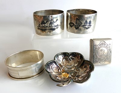 Lot 256 - A small selection of silver pieces, comprising...