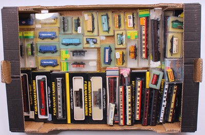 Lot 535 - One tray containing various N gauge wagons and...
