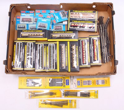 Lot 534 - One tray containing various N gauge wagons and...