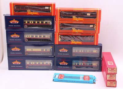 Lot 325 - One tray containing various 00 gauge wagons...