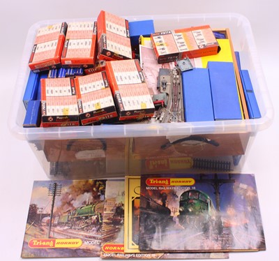 Lot 287 - One tray of various Hornby Dublo and Playcraft...
