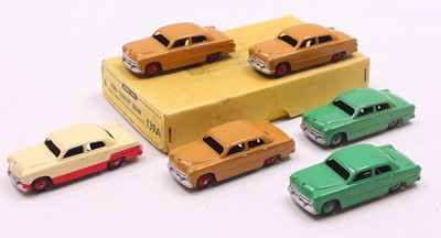 Lot 1188 - Dinky Toys 139a original Trade box containing...