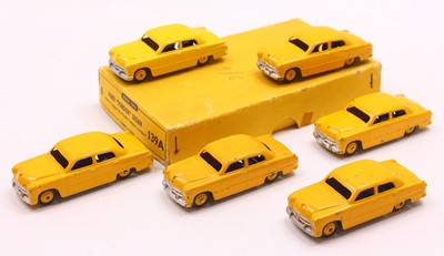 Lot 1189 - Dinky Toys 139a original Trade box containing...