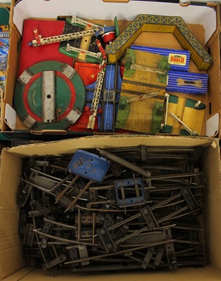 Lot 615 - 4 trays of mixed gauge tinplate trains, to...