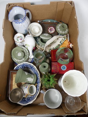 Lot 64 - A collection of ceramics and glassware, to...