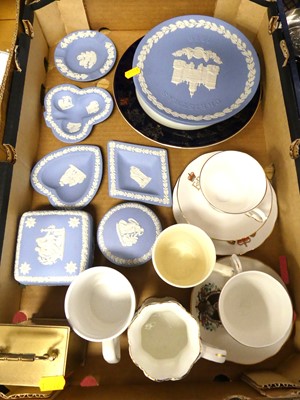 Lot 74 - A collection of ceramics, to include...