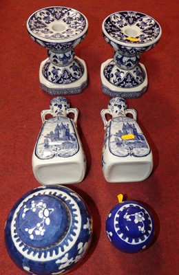 Lot 88 - A collection of ceramics, to include a Chinese...