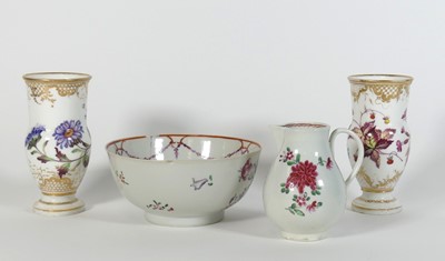 Lot 178 - A New Hall porcelain sparrowbeak cream jug,...