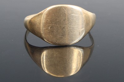 Lot 306 - A gent's 9ct gold signet ring, marks worn,...